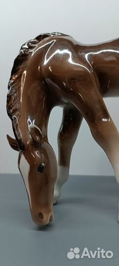 Пасущийся жеребёнок,конь,статуэтка лфз, германия