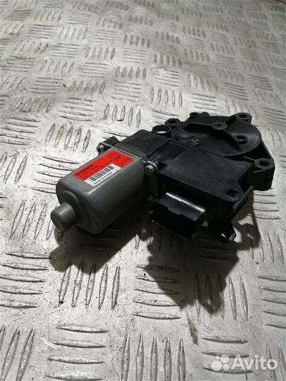 Моторчик стеклоподъемника задний правый Hyundai