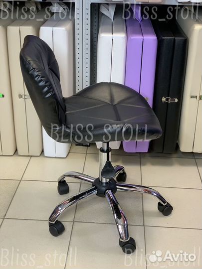 Стул на колесах