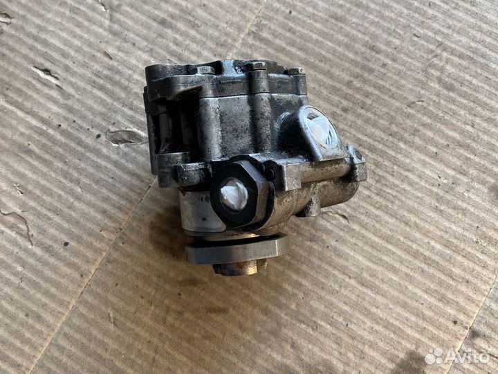 Насос гура 1,9; 2.4, 2,5 на Фольксваген Т4