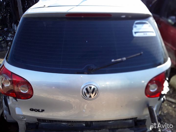 Гольф 5. 2004 года.крышка багажника