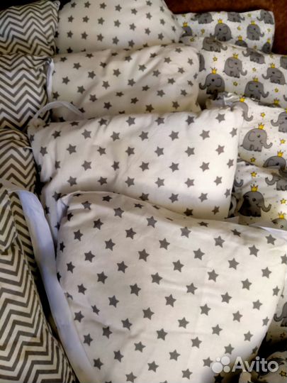 Бортики в кроватку и 2 простыни