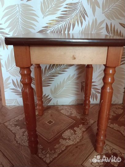 Кухонный стол с табуретками