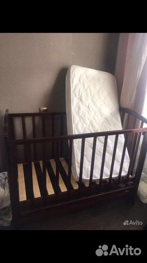 Детская кроватка с маятником