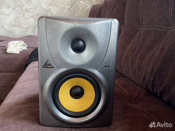 Полочная акустическая колонка