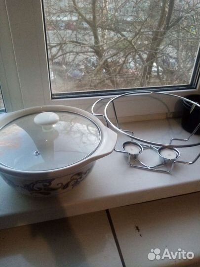 Керамическая кастрюля новая на подставке