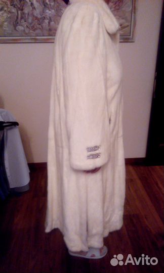 Продаю шубу белая норка в пол Италия