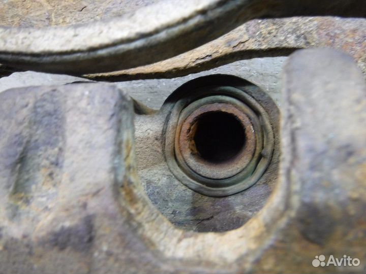 Суппорт передний левый Mitsubishi Pajero 2