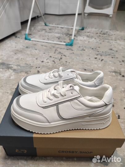 Кроссовки женские 39