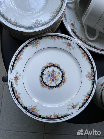 Предметы чайного сервиза с цветочным узором