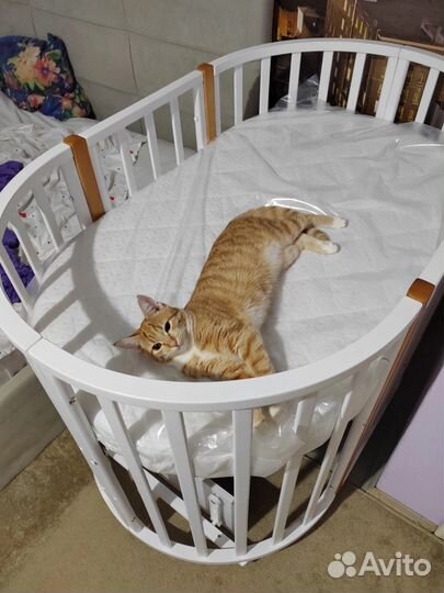 Детская кроватка с маятником