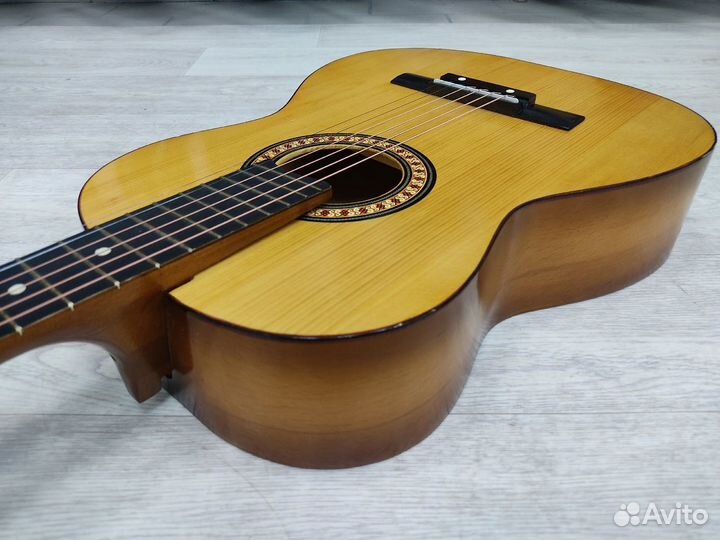 Гитара с широким грифом