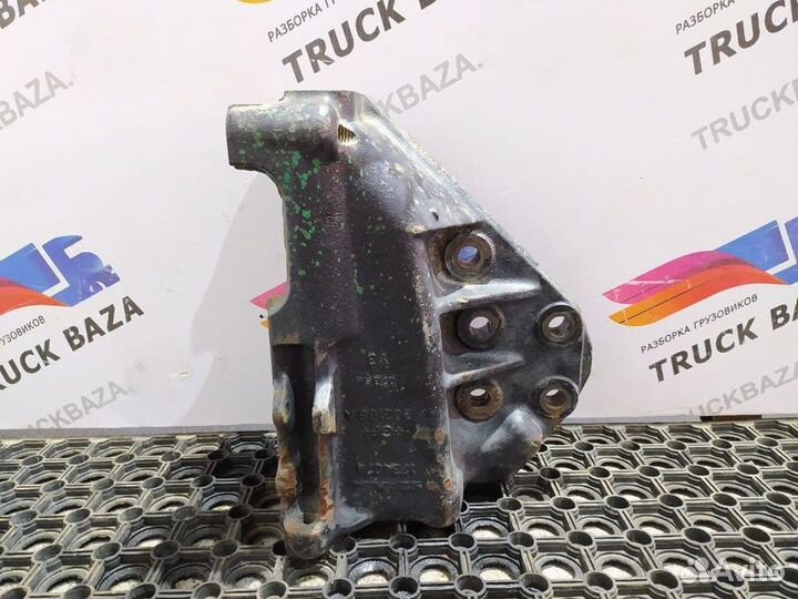 Кронштейн переднего бампера правый