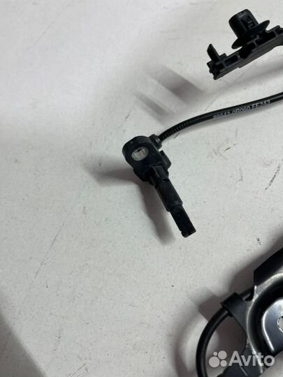 Датчик abs передний левый Toyota Camry V70/V75