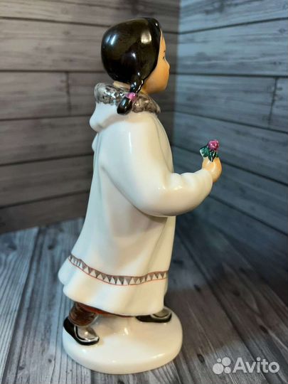 Статуэтка лфз Якутка с цветком и книгой