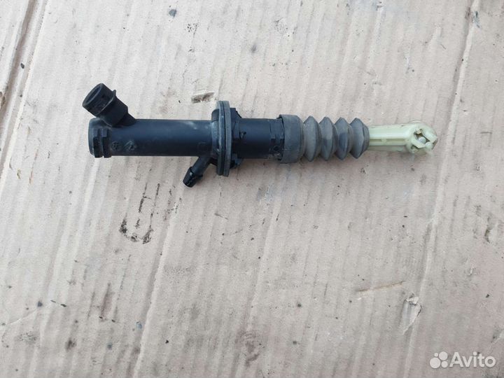 Главный цилиндр сцепления Renault Megan III