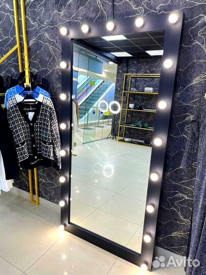 Гримерное зеркало с лампочками