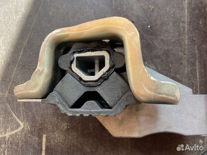 Опора двигателя правая