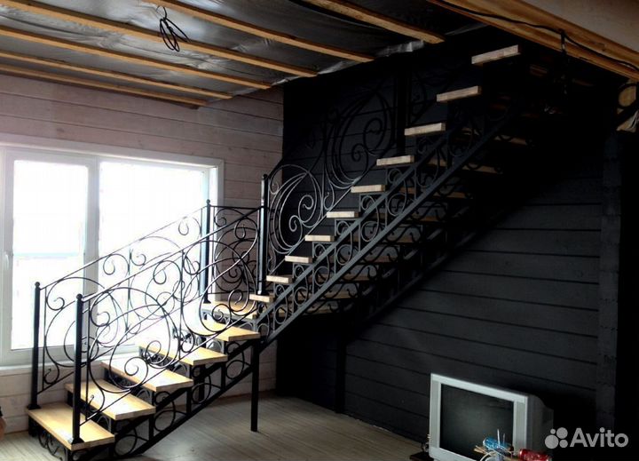 Лестница прямая на металлокаркасе