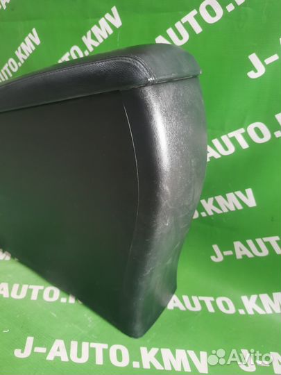 Подлокотник Toyota Avensis