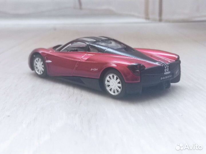 Игрушечная машинка 