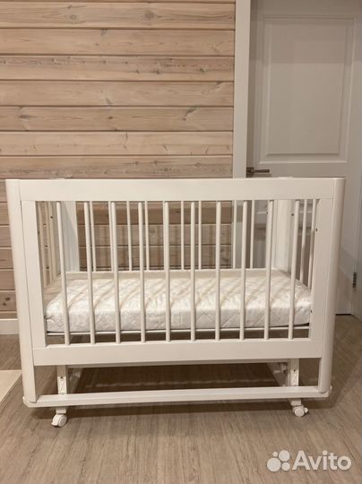 Детская кроватка с продольным маятником