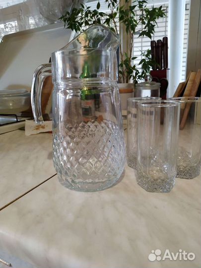 Кувшин со стаканами