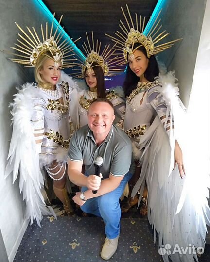 Ведущий и ди-джей с аппаратурой для вас