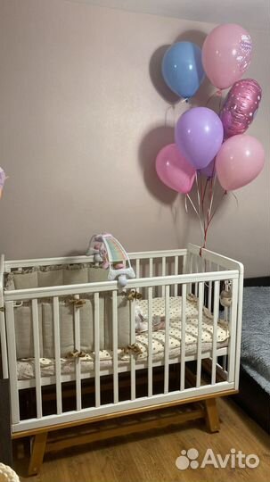 Детская кроватка с маятником