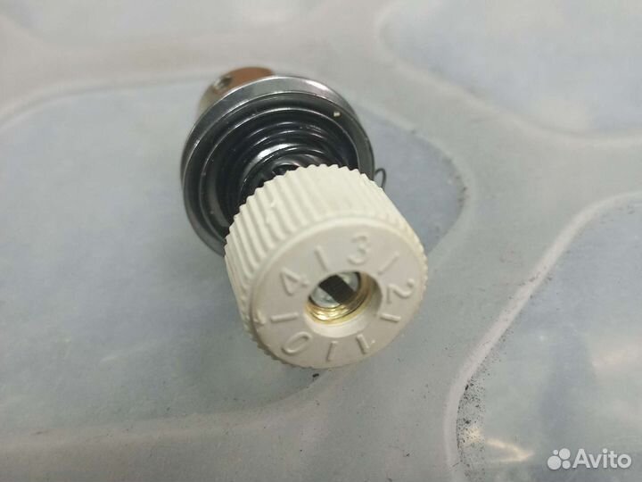 Регулятор натяжения нити (белый винт)