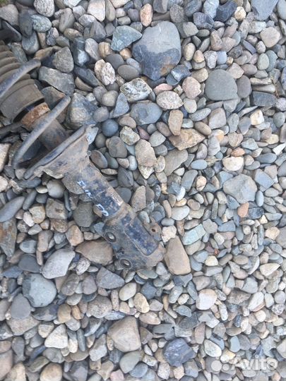 Toyota funcargo стойка передняя