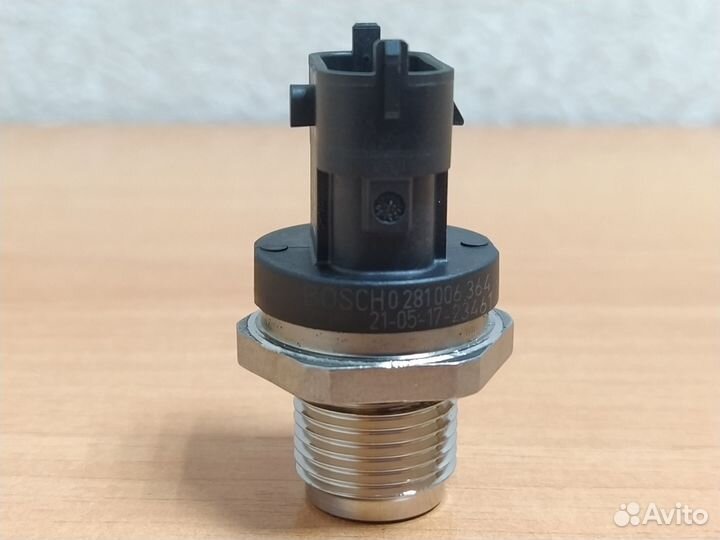 Датчик давления топлива оригинал Bosch 0281006364