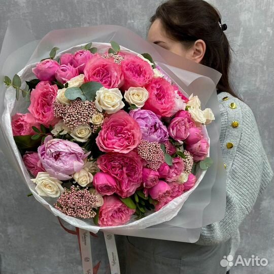 Большой круглый букет с пионовидными розами