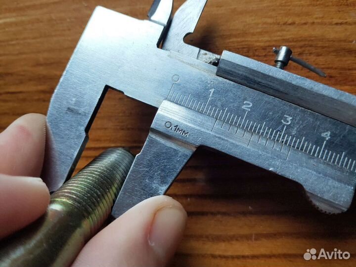 Болт буксировочный