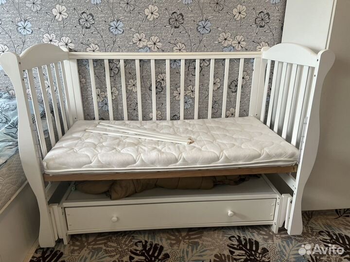 Детская кровать с маятником и матрасом