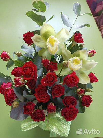 Розы орхидеи композиция букет в коробочке