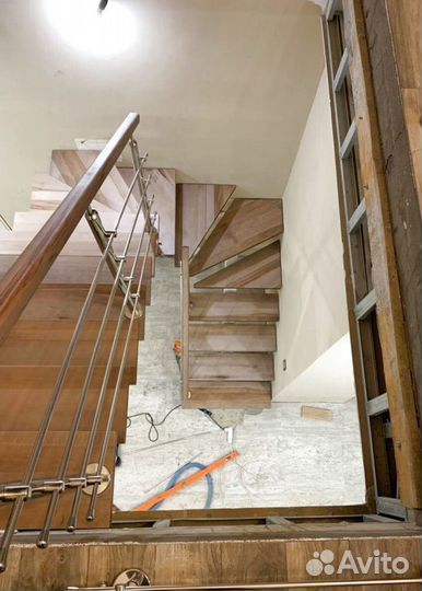 Лестница на металлокаркасе закрытого типа