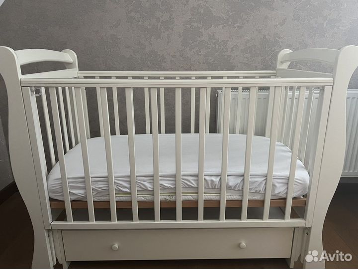 Детская кроватка с универсальным маятником