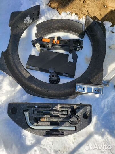 Домкрат крюк пластик в багажник Audi A8 D4 4H