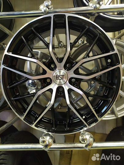 Диски R17 5x114,3 et45 d 67,1 RST Новые