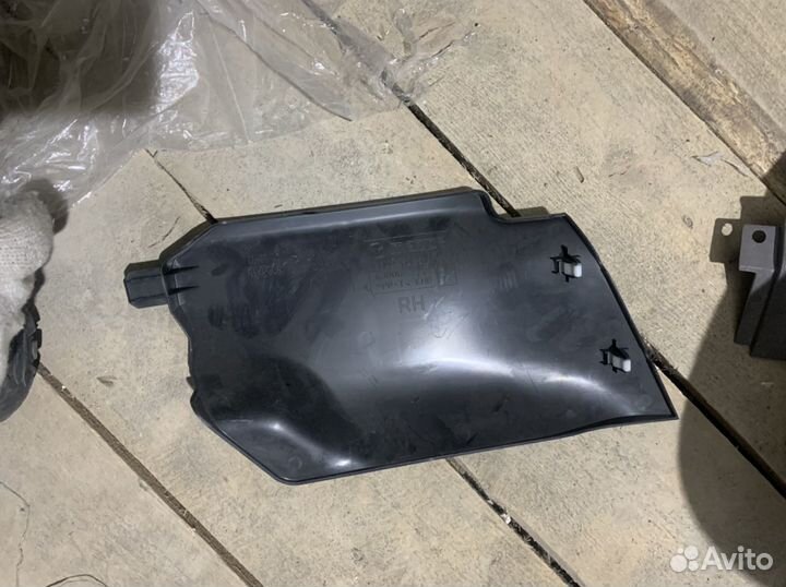 Накладка консоли правая Мазда 3 bl