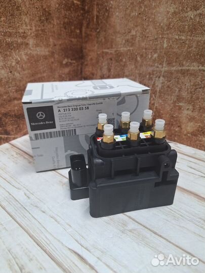 Блок клапанов пневмоподвески на Mercedes W212