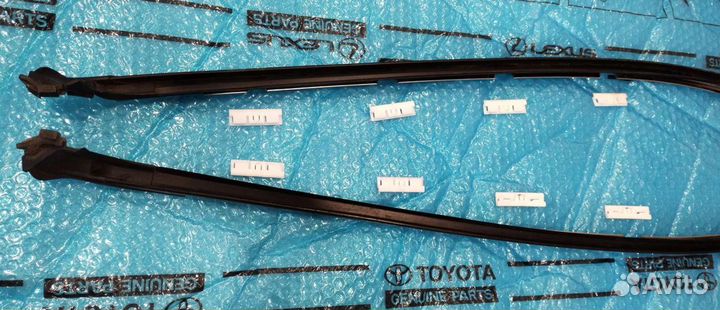 Молдинги лобового стекла Ленд Крузер 200 в сборе