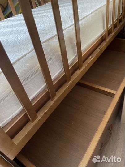 Кроватка с маятником