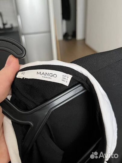 Блуза черная с белым воротничком mango