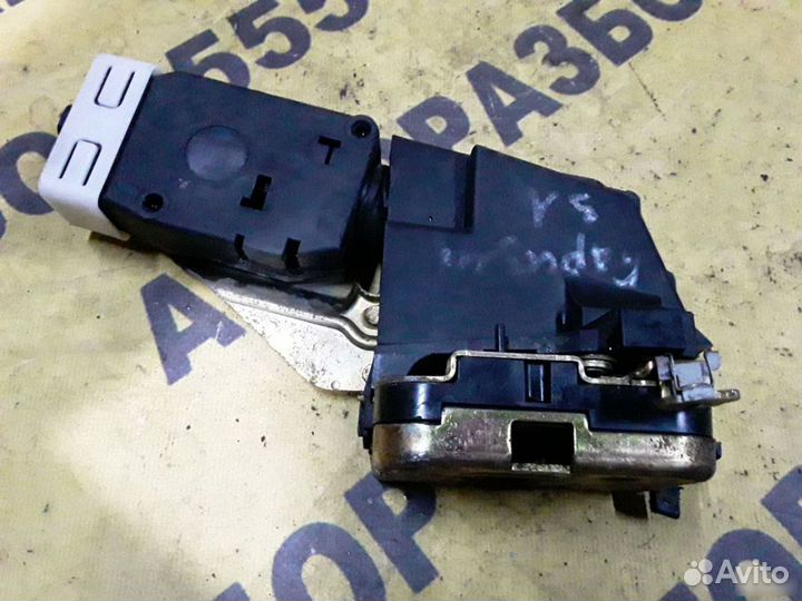 Замок двери задней левой Mitsubishi Carisma