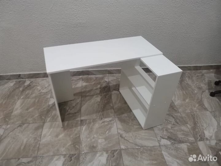 Письменный стол угловой белый