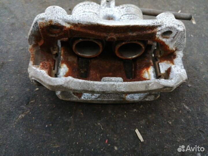 Суппорт передний правый Nissan Serena C25 MR20