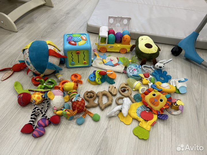 Развивающие игрушки для малышей пакетом