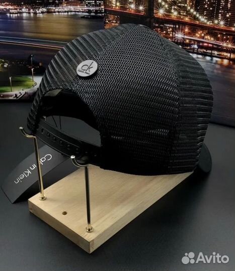 Кепка брендовая чёрная сетка